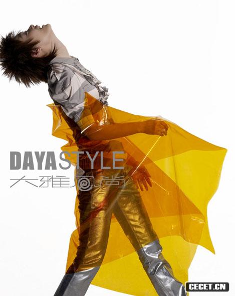 李宇春披雨衣拍寫(xiě)真