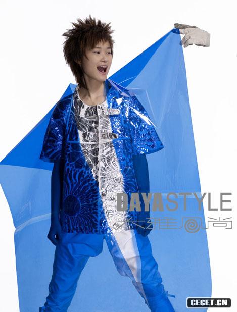 李宇春披雨衣拍寫(xiě)真