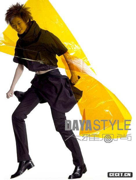 李宇春披雨衣拍寫(xiě)真