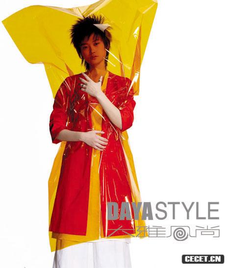 李宇春披雨衣拍寫(xiě)真