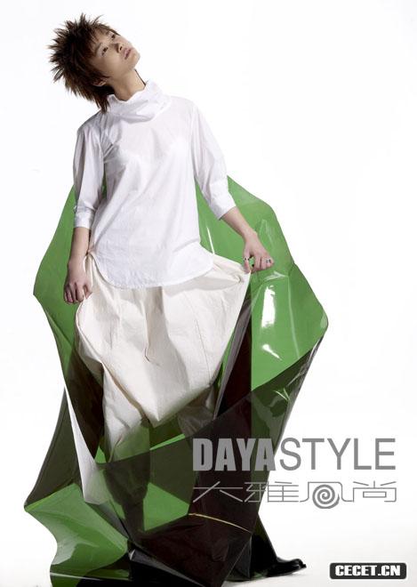 李宇春披雨衣拍寫(xiě)真