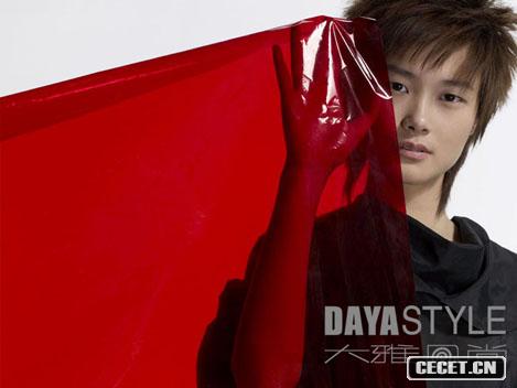 李宇春披雨衣拍寫(xiě)真