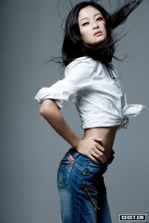 “巖女郎”王媛可寫(xiě)真