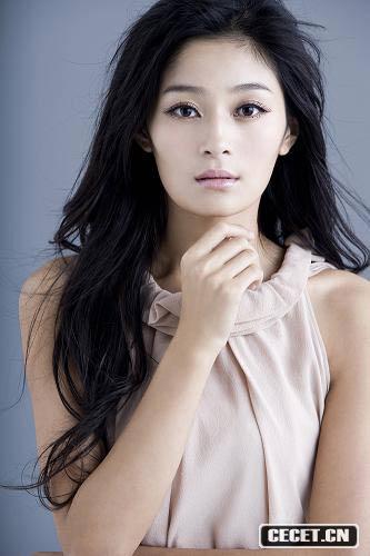 “巖女郎”王媛可寫(xiě)真