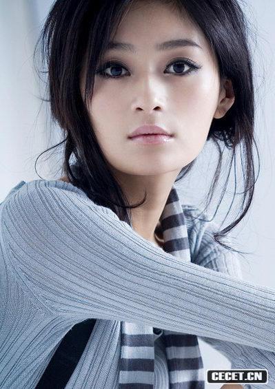 “巖女郎”王媛可寫(xiě)真