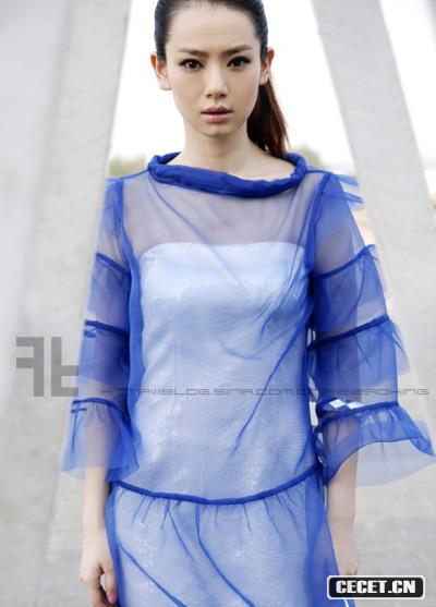 美女主持戚薇薄紗如水