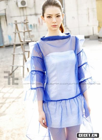 美女主持戚薇薄紗如水