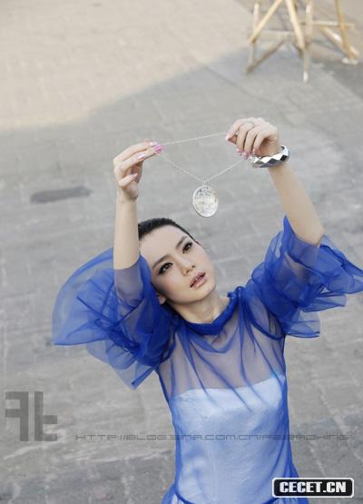 美女主持戚薇薄紗如水