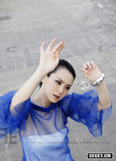 美女主持戚薇薄紗如水