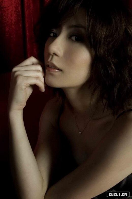 賈靜雯外灘復古寫(xiě)真