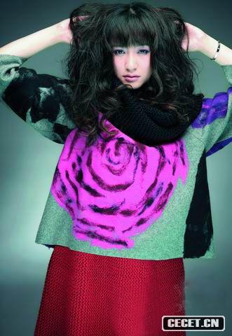 李小冉含蓄如花朵綻放