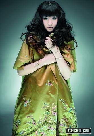 李小冉含蓄如花朵綻放