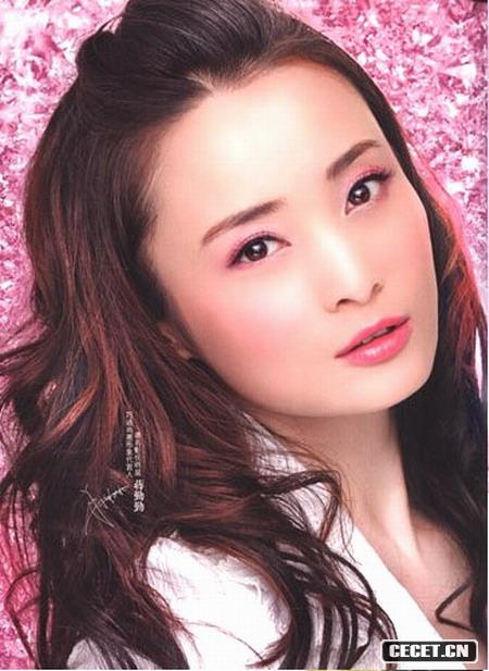 蔣勤勤展水嫩美肌寫(xiě)真