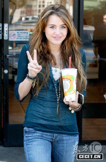 麥莉-塞勒斯展甜美微笑