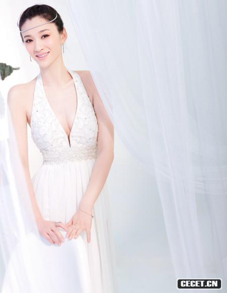 李小冉夢(mèng)幻婚紗露乳溝