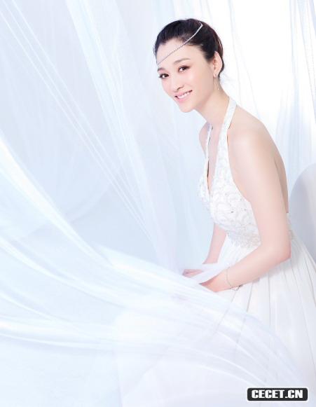 李小冉夢(mèng)幻婚紗露乳溝