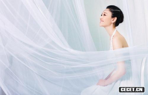 李小冉夢(mèng)幻婚紗露乳溝