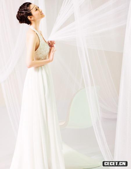 李小冉夢(mèng)幻婚紗露乳溝