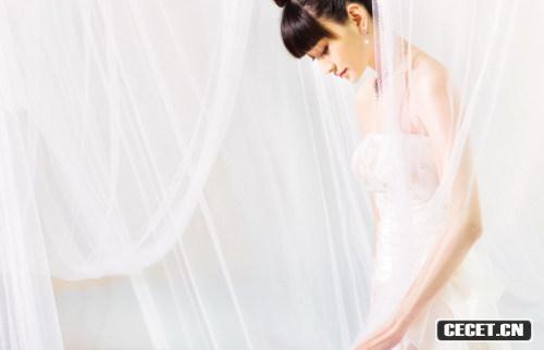 李小冉夢(mèng)幻婚紗露乳溝