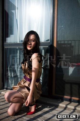 霍思燕豐滿(mǎn)撐蕾絲文胸