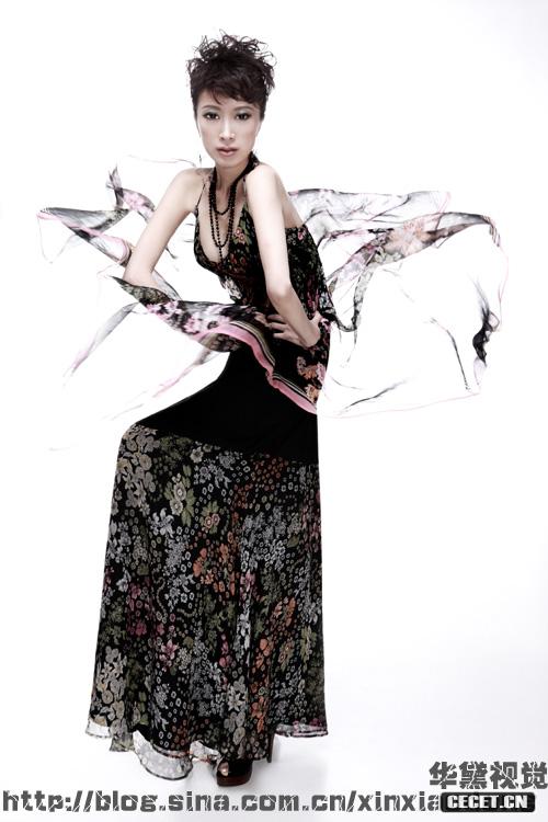 金巧巧玩味低胸時(shí)裝秀