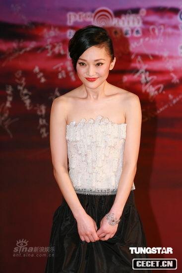 周迅黑白裙亮相顯典雅