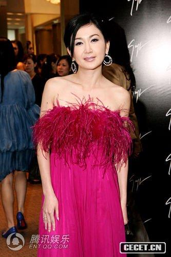 溫碧霞桃紅流蘇裙露香肩