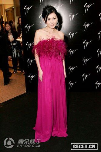 溫碧霞桃紅流蘇裙露香肩