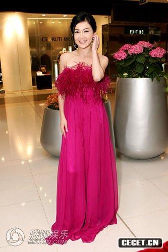 溫碧霞桃紅流蘇裙露香肩