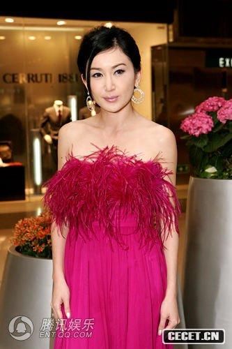 溫碧霞桃紅流蘇裙露香肩