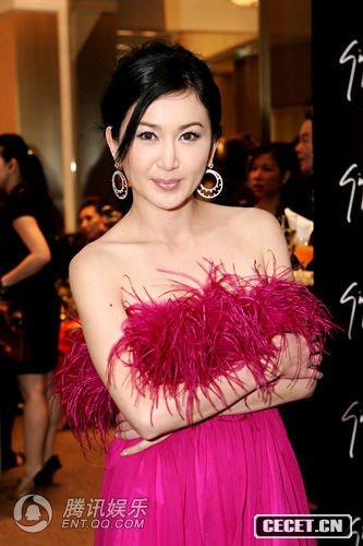 溫碧霞桃紅流蘇裙露香肩