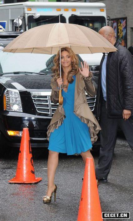 碧昂斯高貴中顯露性感