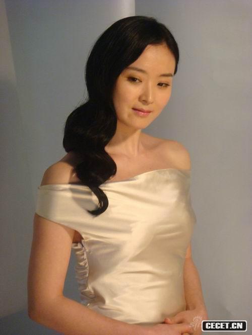 王艷秀發(fā)如絲溫婉動(dòng)人