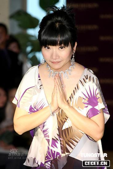 陶晶瑩雍容典雅秀珠寶