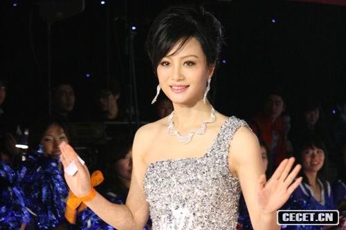 陶紅雪衣優(yōu)雅宛如女神