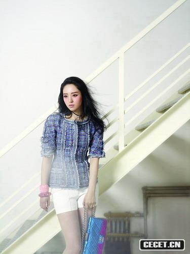 董璇藍色紗裙清新寫(xiě)真