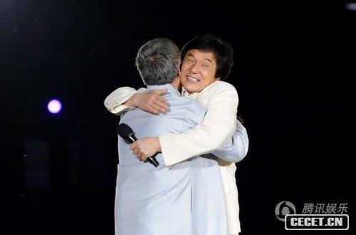 趙本山與成龍擁抱