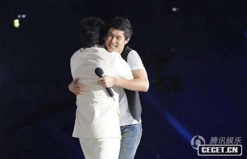 小沈陽(yáng)與成龍擁抱