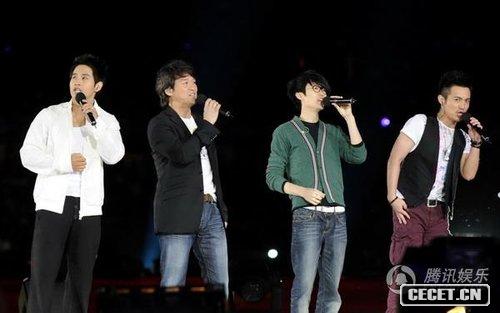 周華健(左二)與眾星
