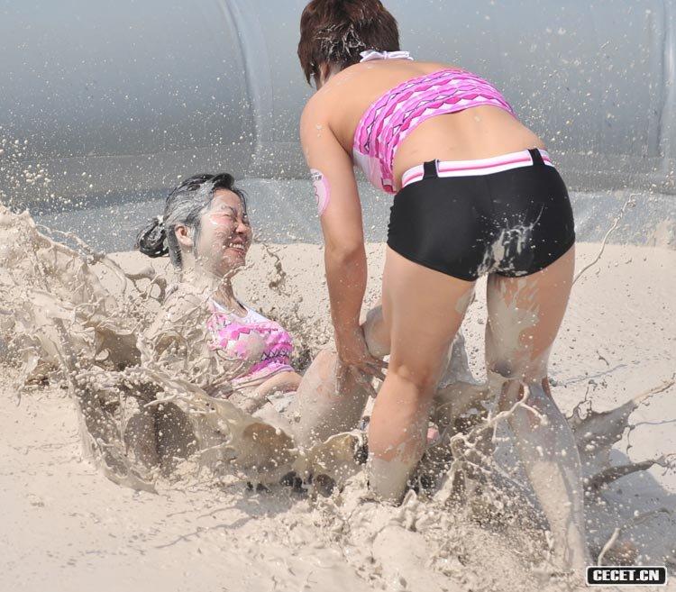 中外女子泥漿搏擊大賽在武漢舉行