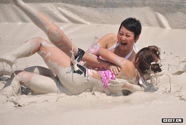 中外女子泥漿搏擊大賽在武漢舉行