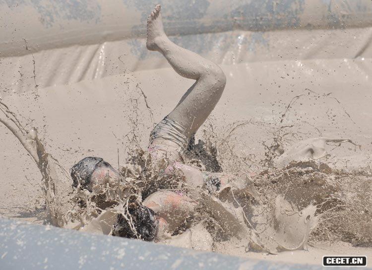 中外女子泥漿搏擊大賽在武漢舉行