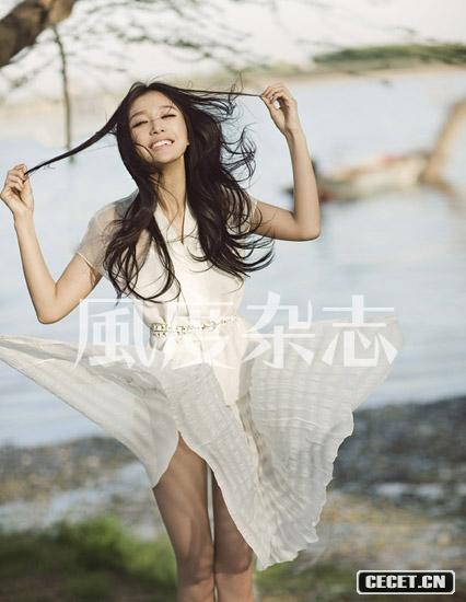 秦嵐戶(hù)外寫(xiě)真如花綻放