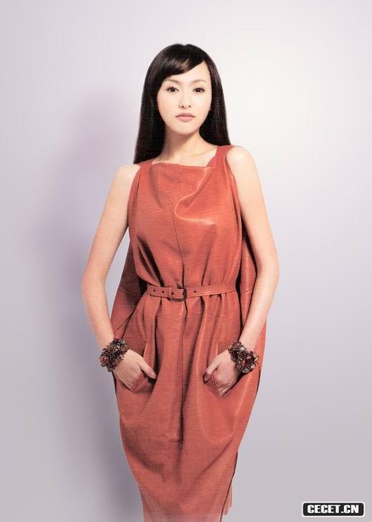 唐嫣紅衣寫(xiě)真身材窈窕