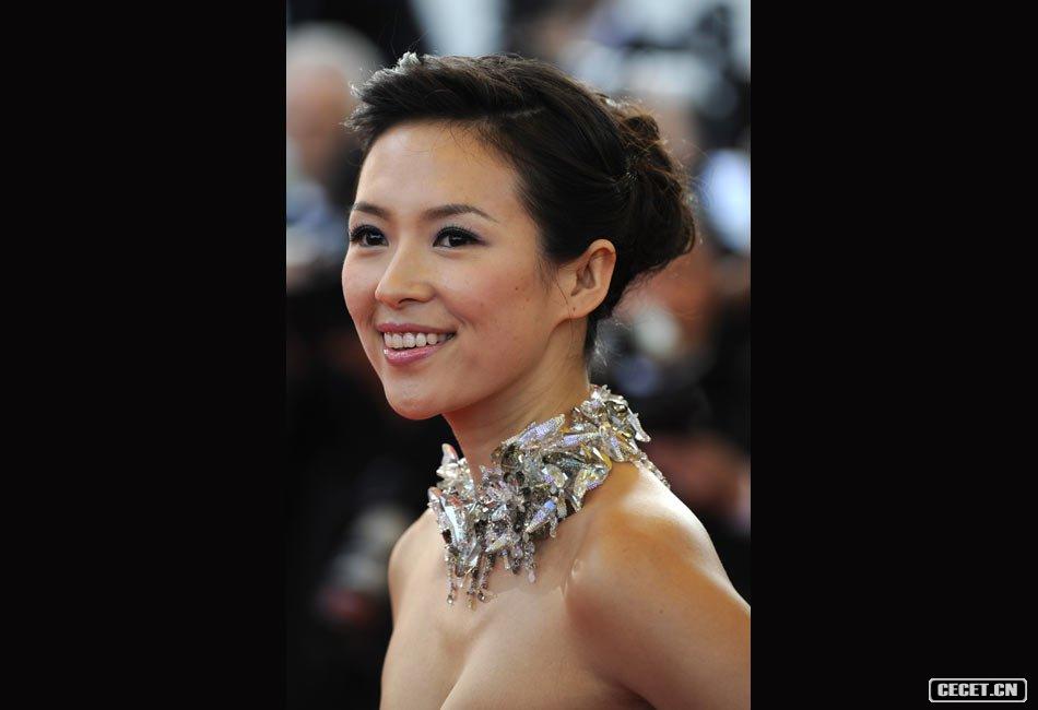 章子怡玉背全裸風(fēng)情萬(wàn)種