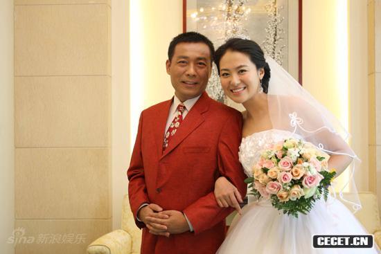 江平沈傲君合影