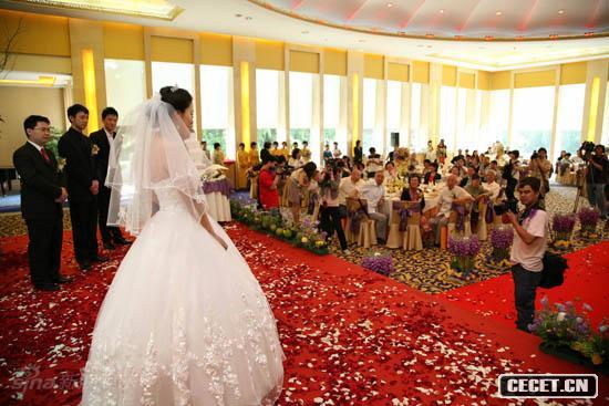 沈傲君接受大家祝福