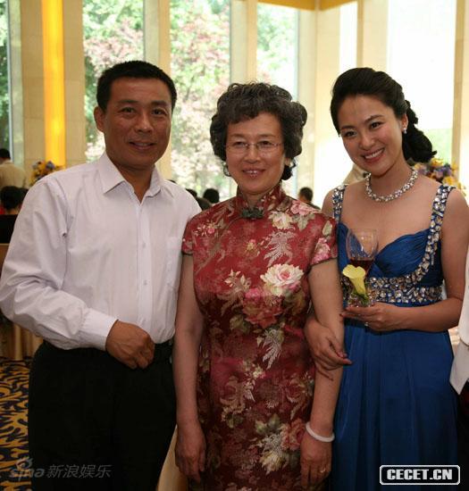 沈傲君媽媽江平三人合影