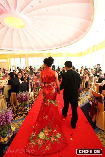 沈傲君身穿中式服裝