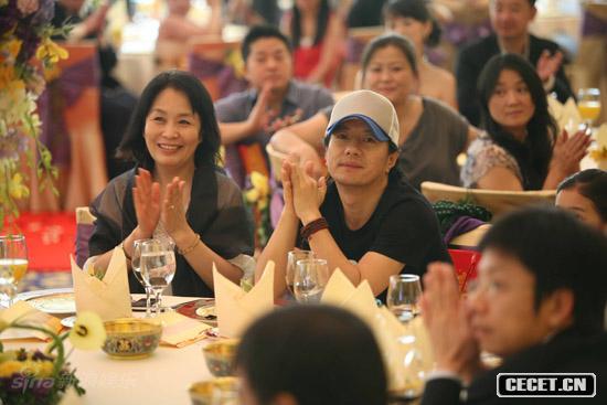 鄭鈞江陵出席婚宴